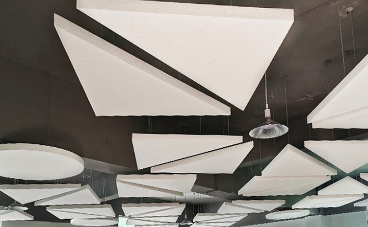 智慧教室有回聲用什么吸音材料？